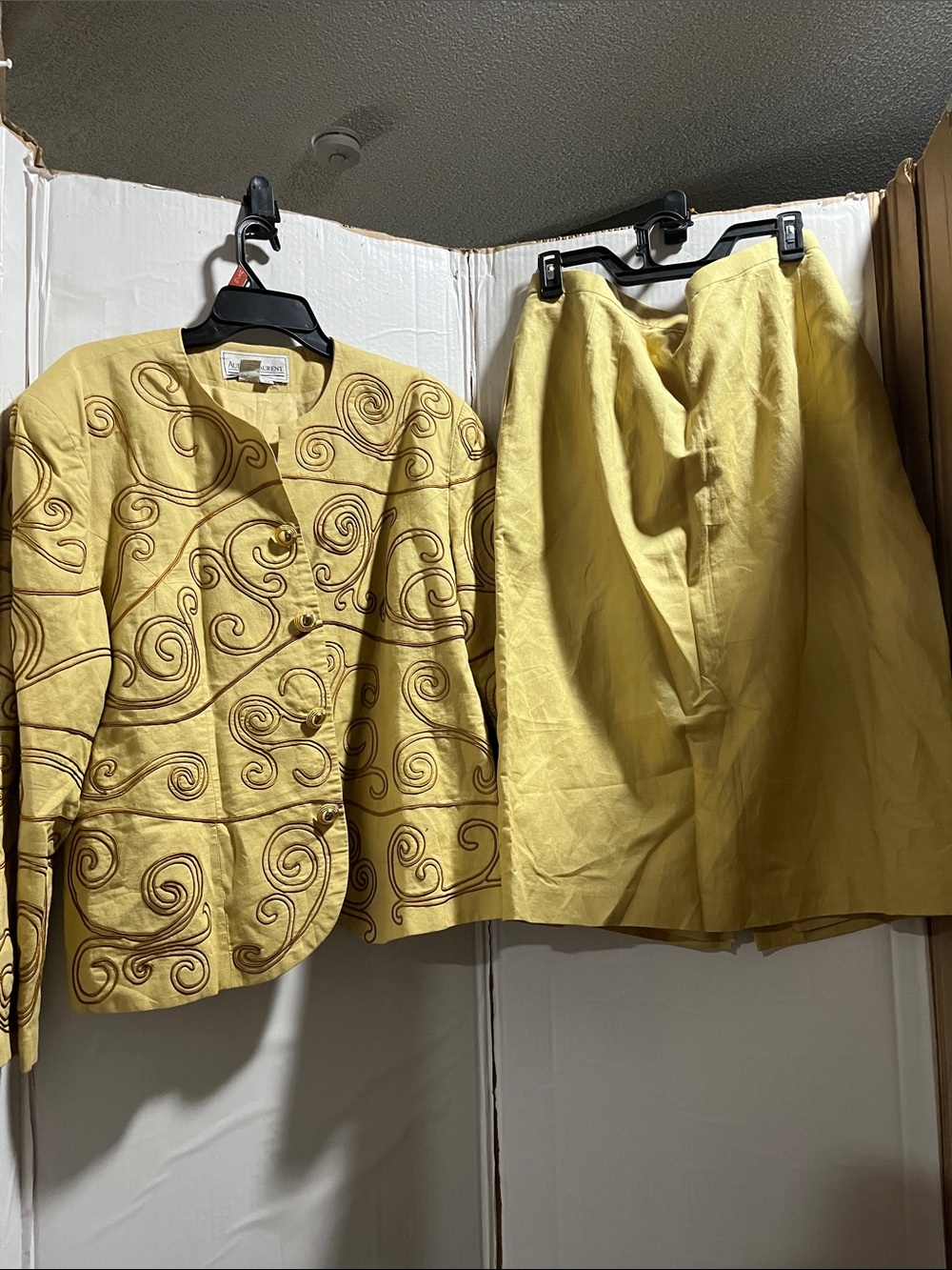 Audrey Laurent Women’s Yellow Embroidered Jacket and Skirt Set size 20. Linen.